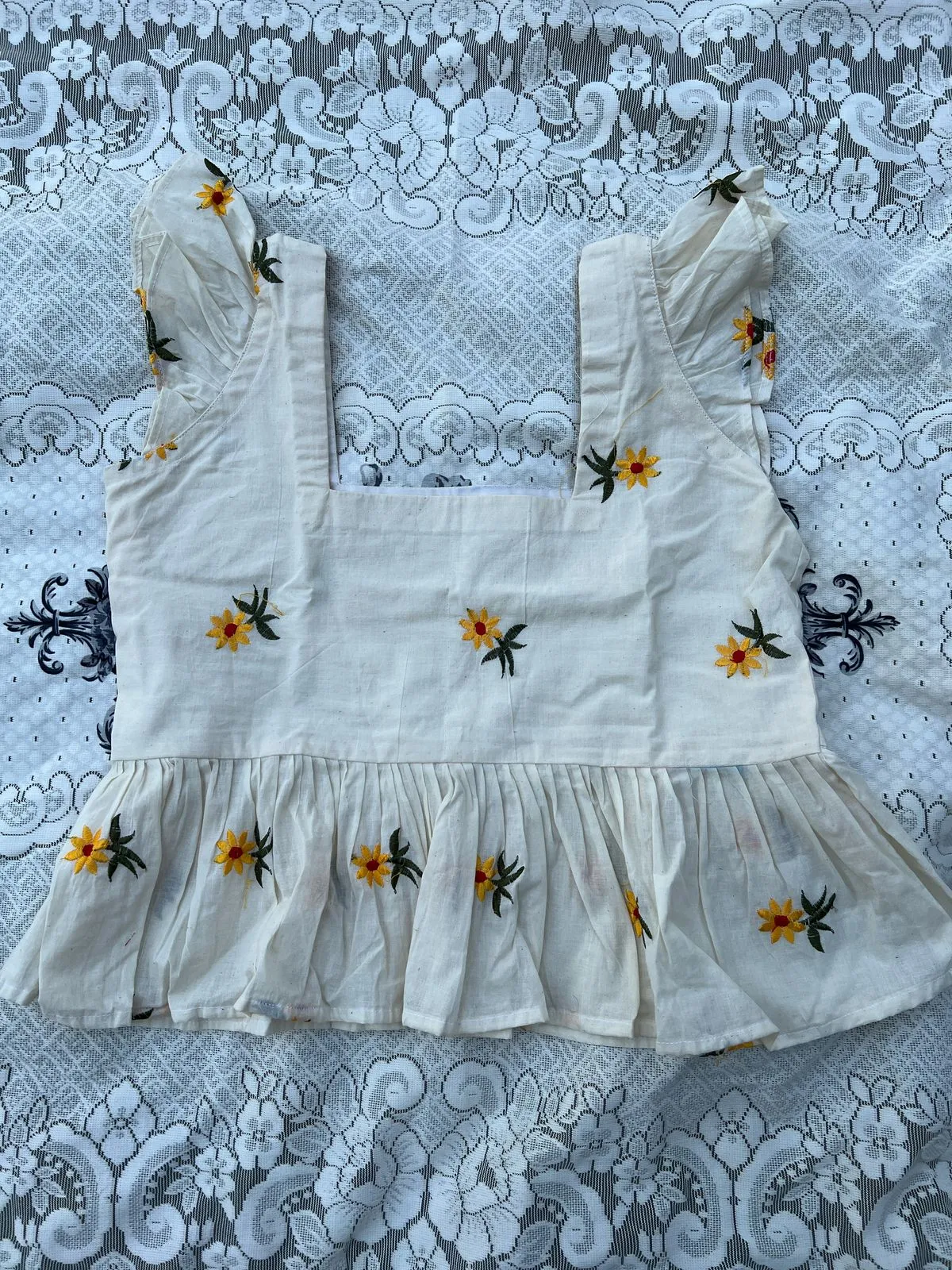 SLEEVELESS TOP WITH FLORAL EMBROIDERY