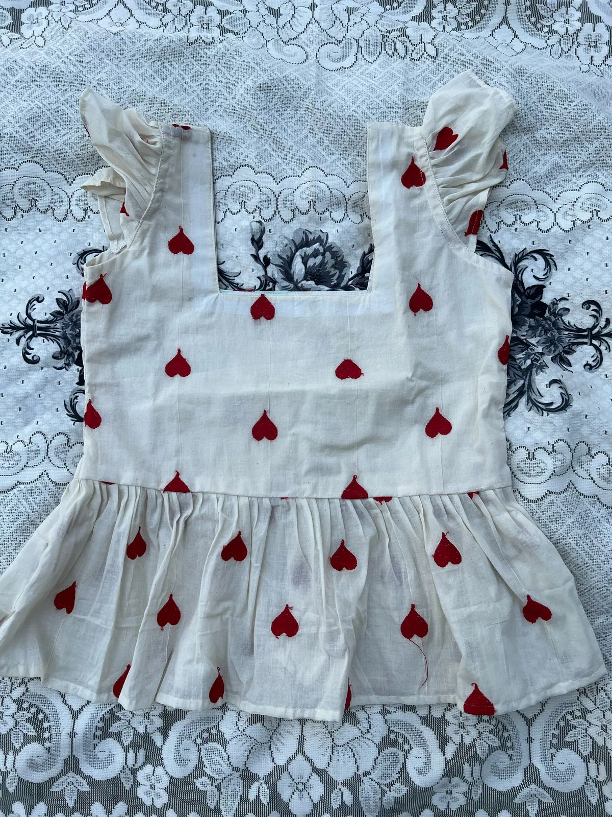 SLEEVELESS TOP WITH RED HEART EMBROIDERY
